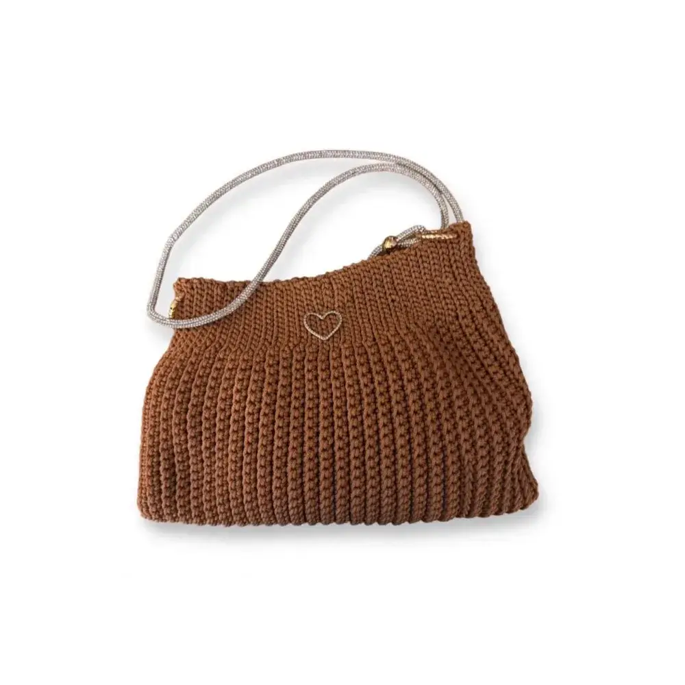 Borsa all’uncinetto color cuoio con cuore e tracolla gioiello