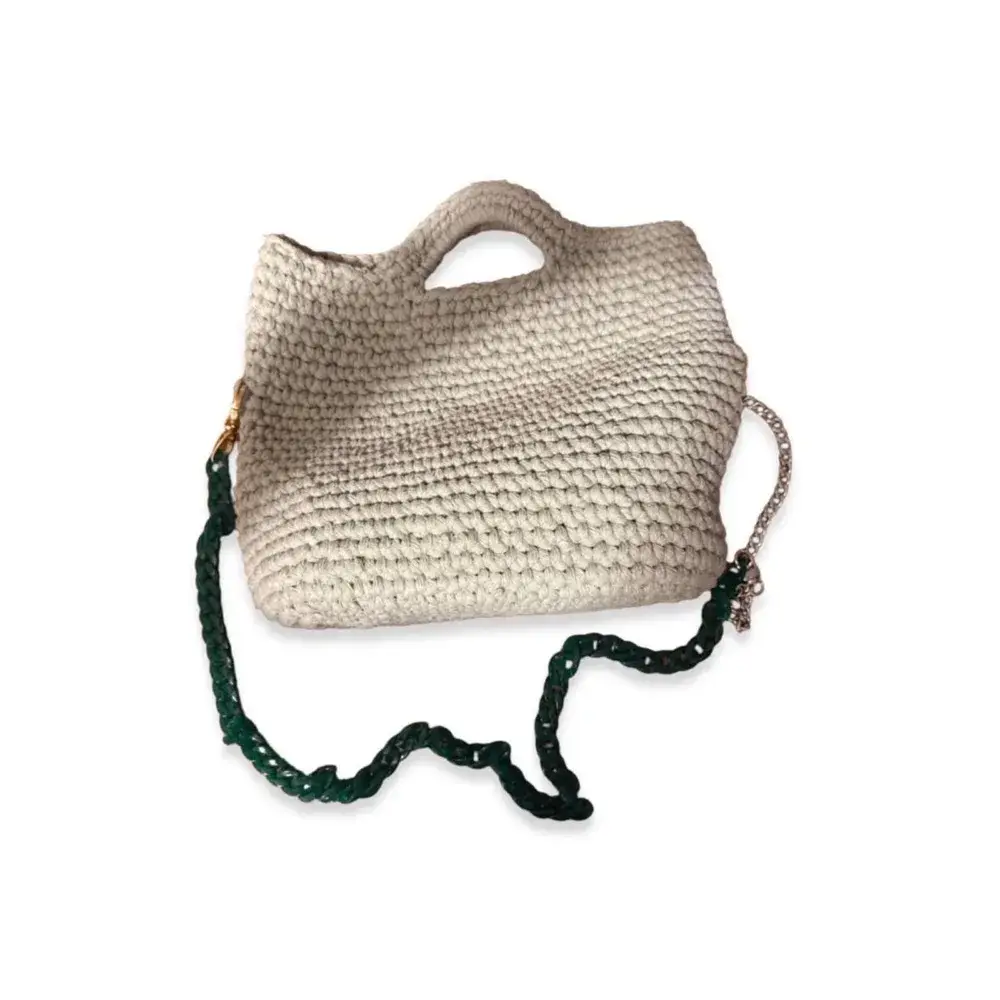 Borsa all’uncinetto grigia con catena verde