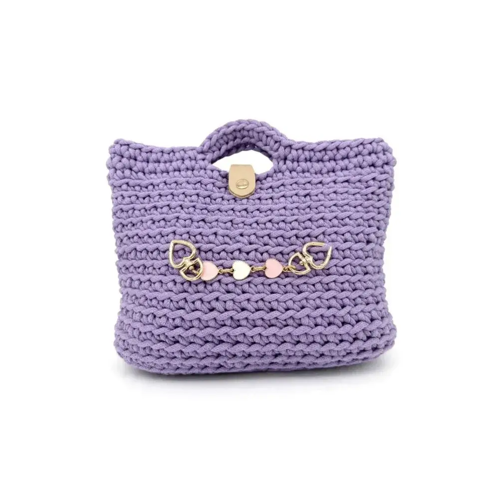 Borsa all’uncinetto lilla con catenella di cuori