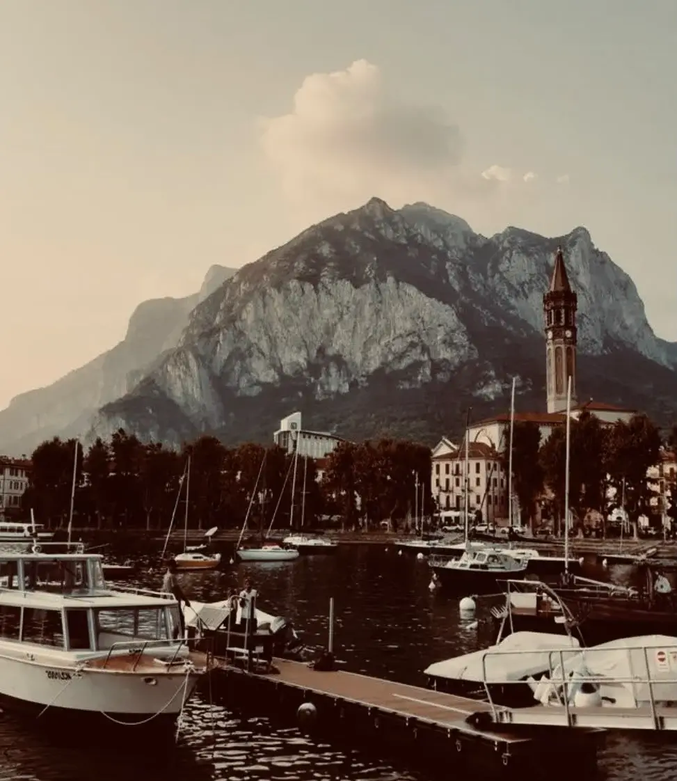 Il porto di Lecco, con il campanile e le montagne sullo sfondo